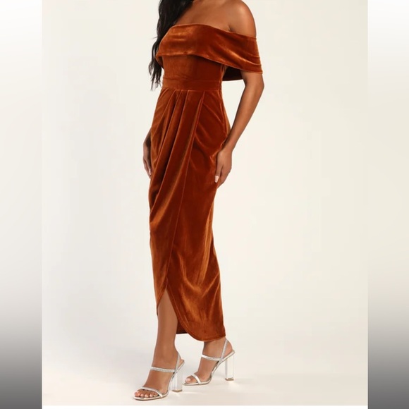 LuLu’s I’m Enchanted off the shoulder velvet dress - Picture 9 of 13